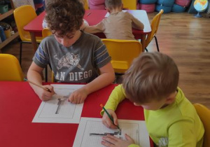 Dzieci rysują wieżę Eiffla wg. kodu.